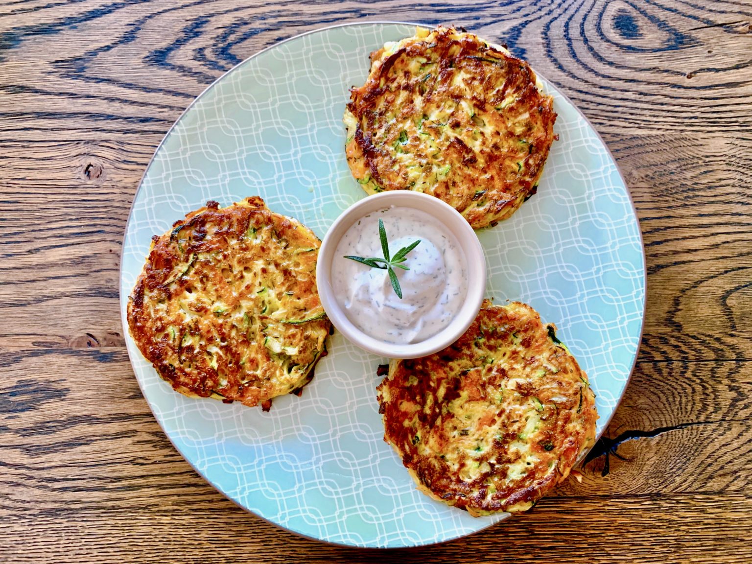 Möhren-Zucchini-Puffer mit Kräuterquark - Nicht noch ein Foodblog
